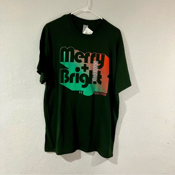 NWT Adult Unisex large Christmas Tshirt Green Merry & Bright - Picture 1 of 7